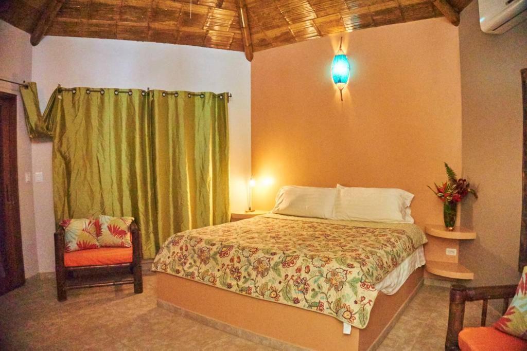 Manoas Bed & Breakfast Uvita Bagian luar foto